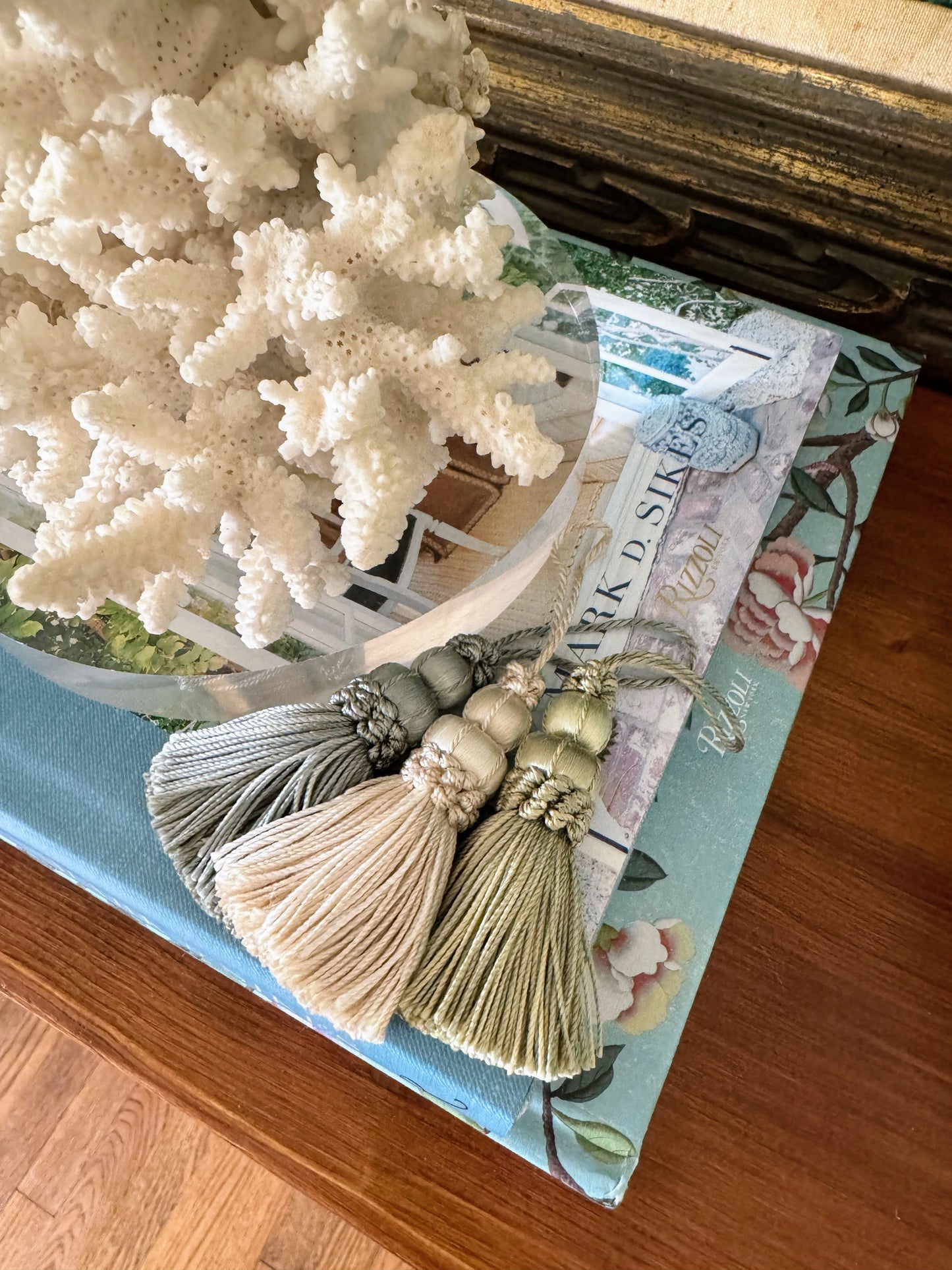 Giverny Tassel (In Bleu, Vert, & Blanc)