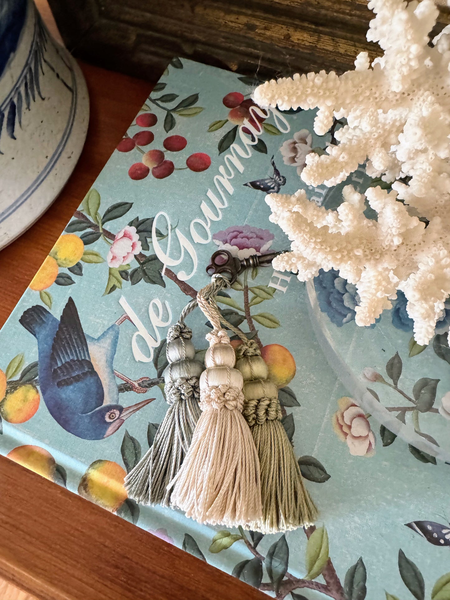 Giverny Tassel (In Bleu, Vert, & Blanc)