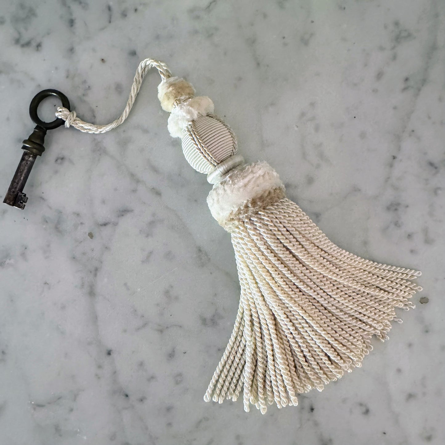 Versailles Tassel in Blanc