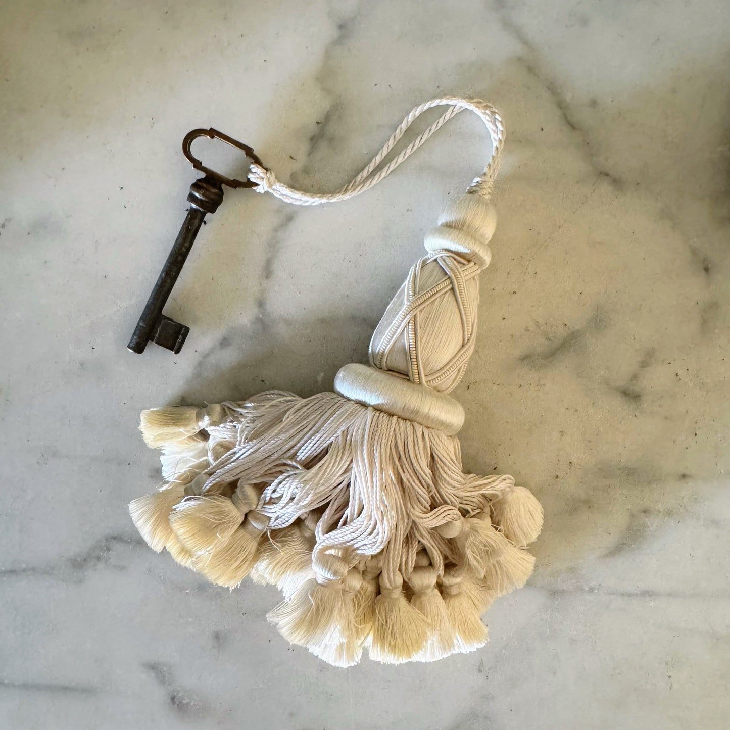 Lille Tassel in Blanc
