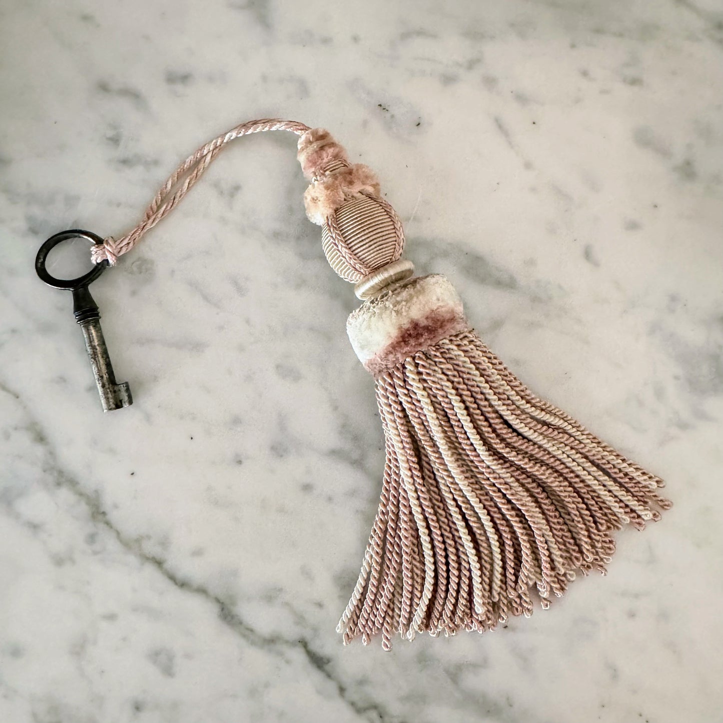 Versailles Tassel in Rose
