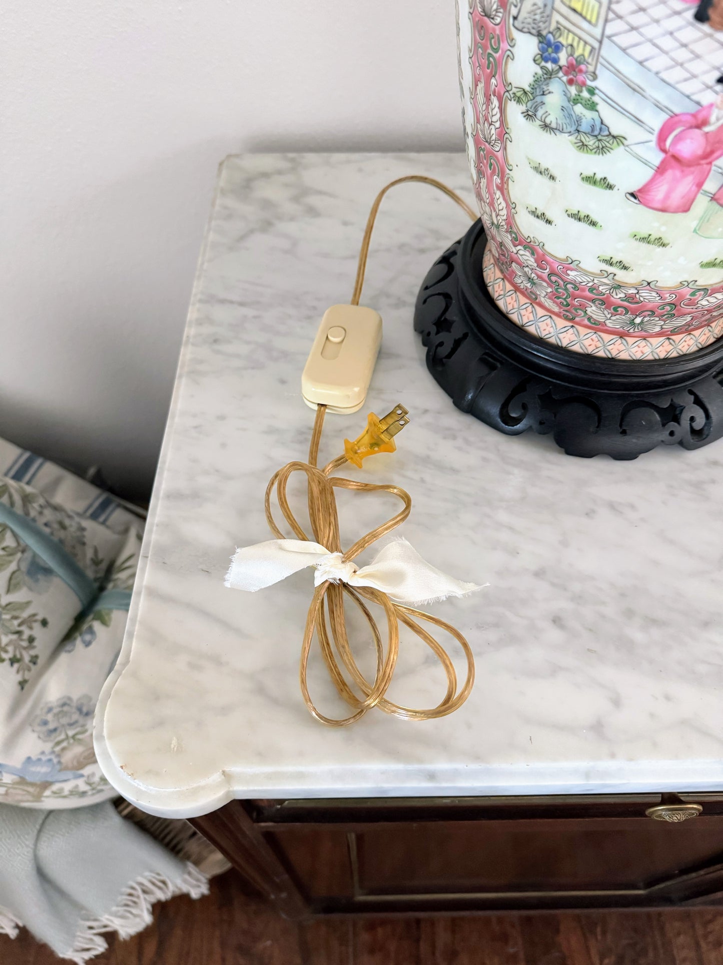 Chinoiserie Famille Rose Porcelain Vase Lamp