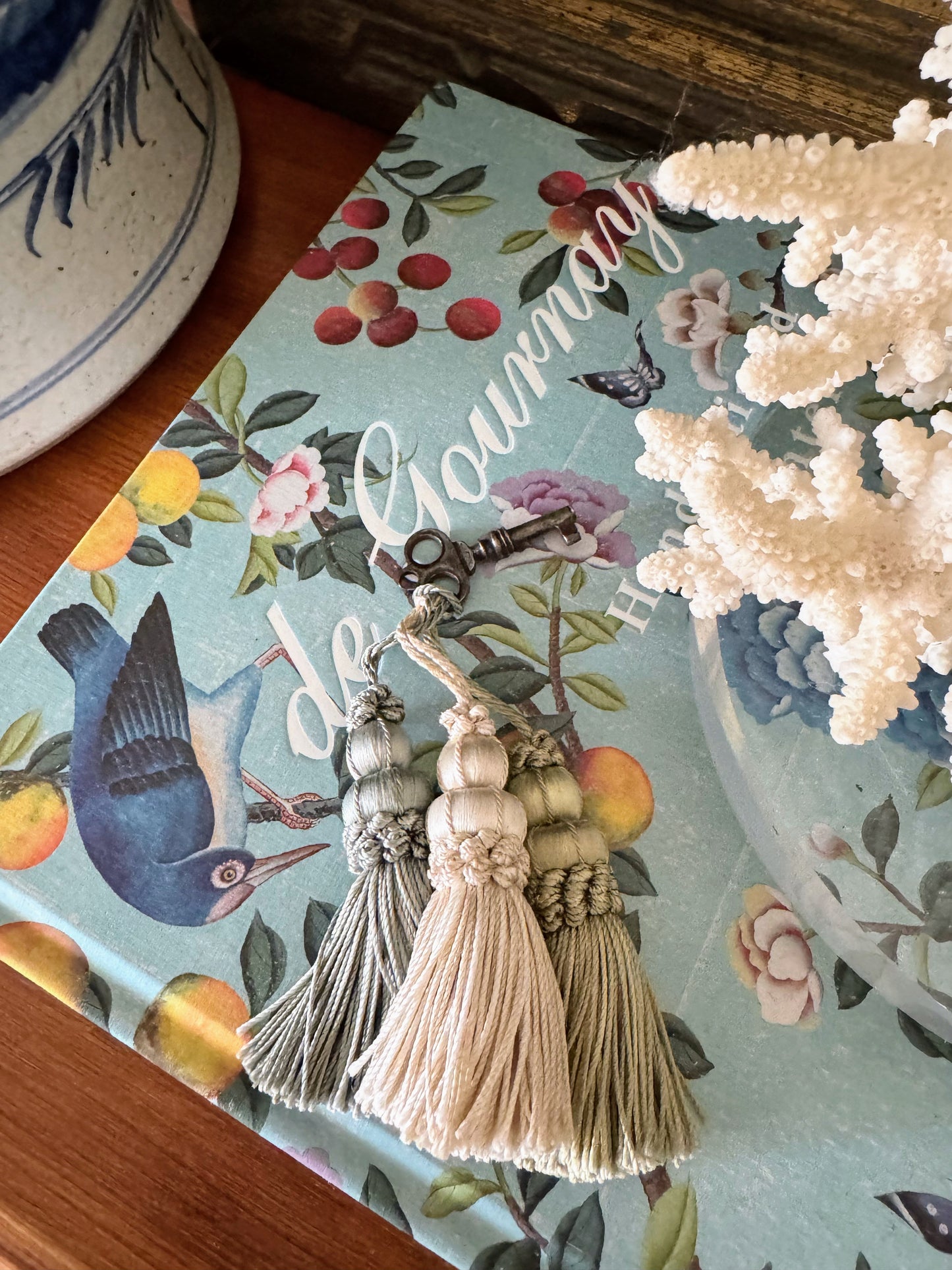 Giverny Tassel (In Bleu, Vert, & Blanc)