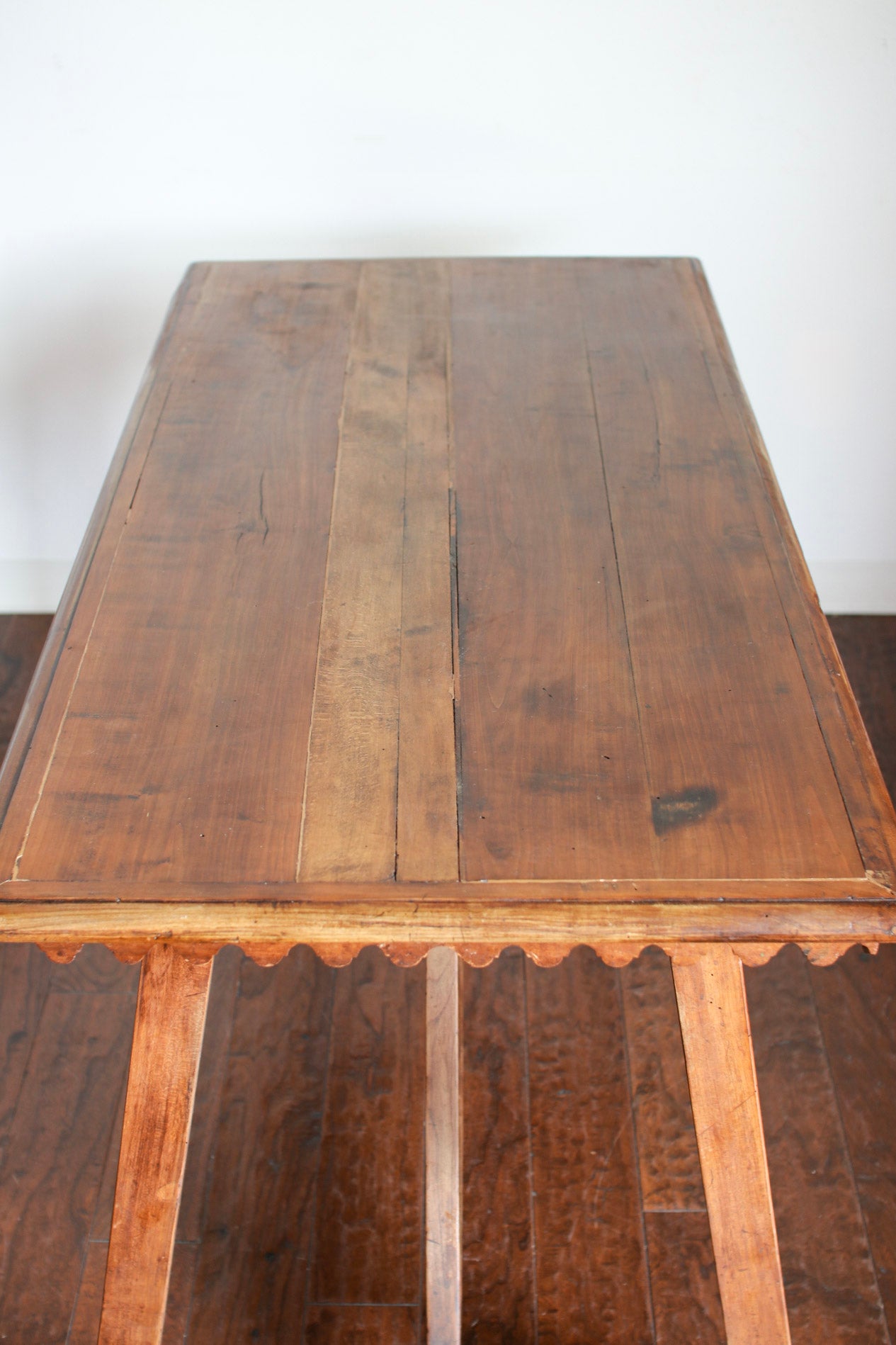 Italian Scalloped Table