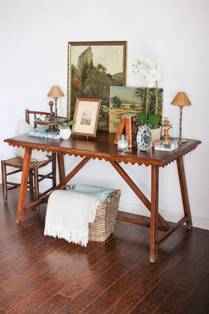 Italian Scalloped Table