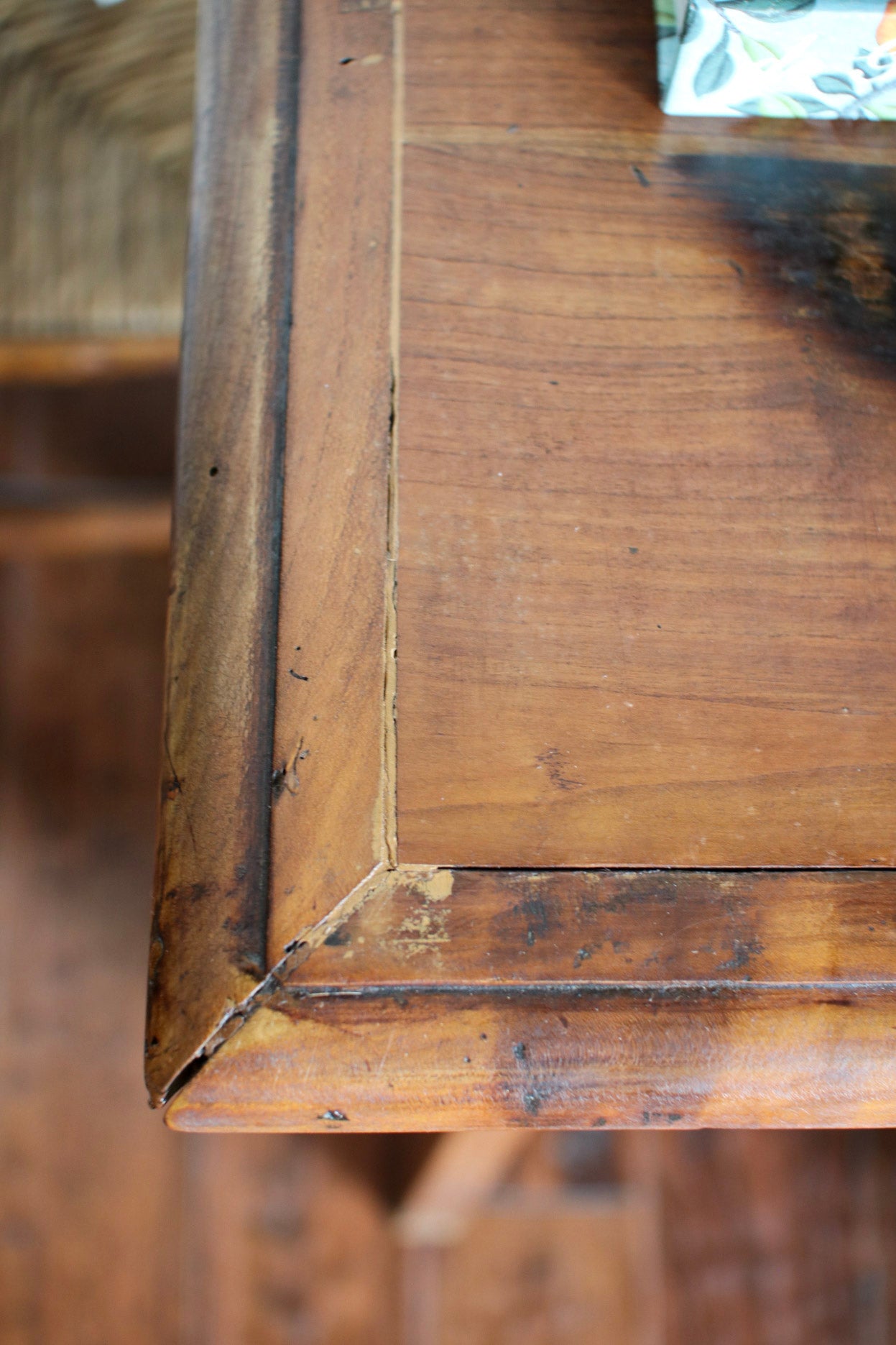 Italian Scalloped Table