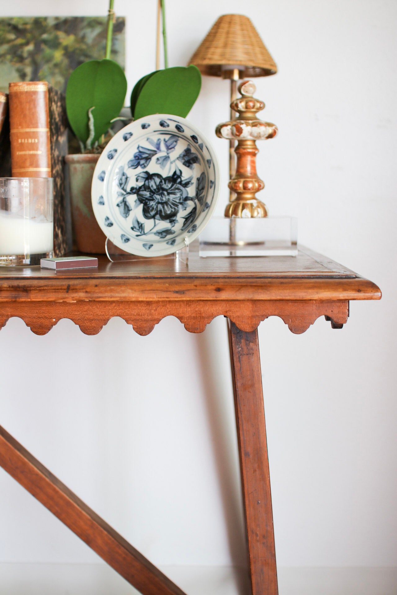 Italian Scalloped Table