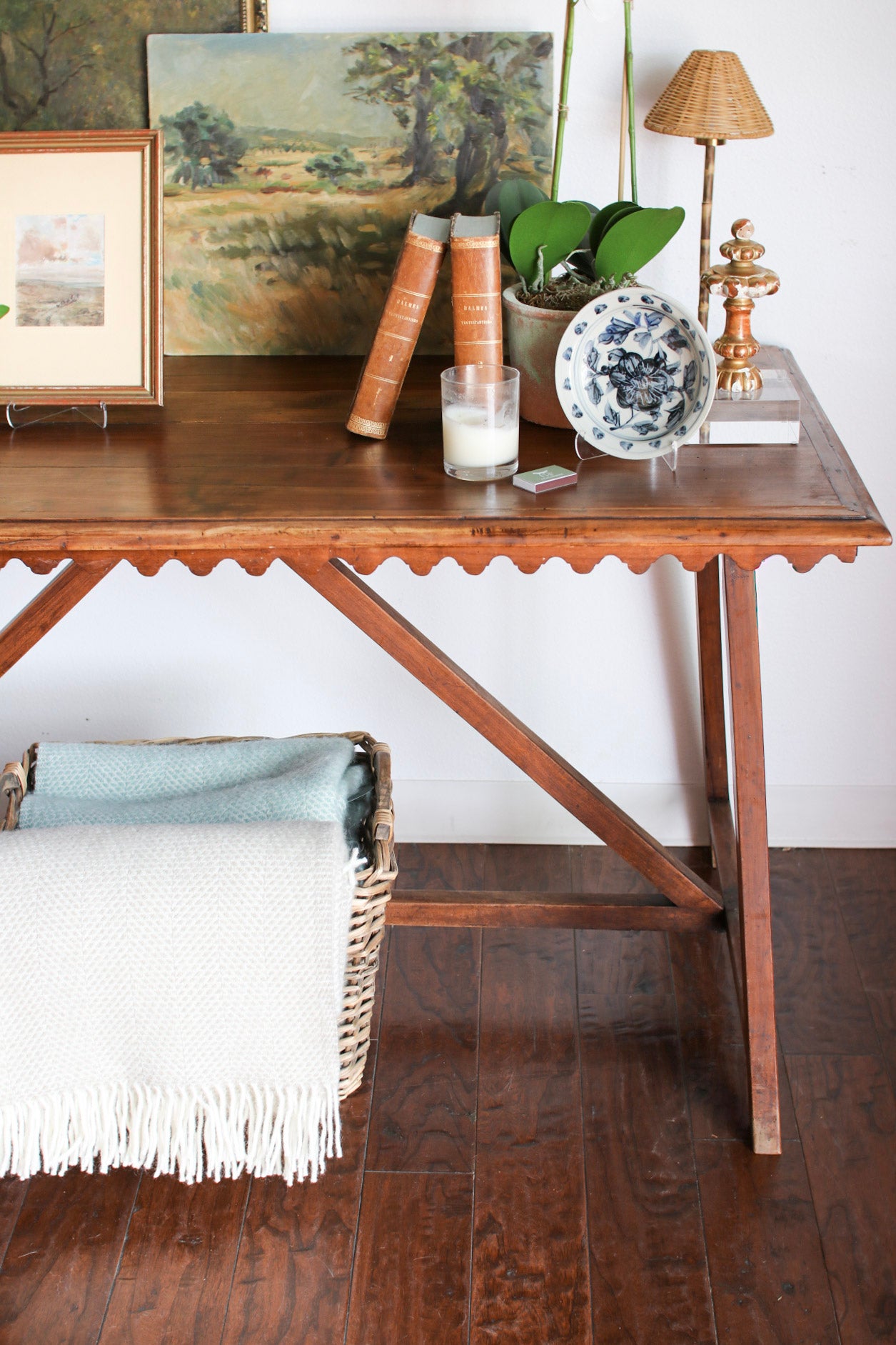Italian Scalloped Table
