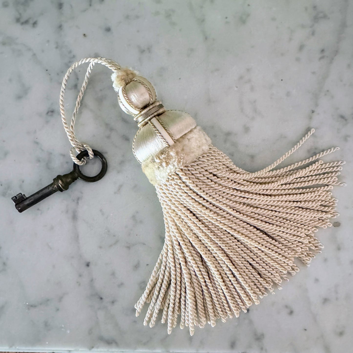 Avingnon Tassel in Blanc