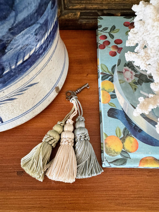 Giverny Tassel (In Bleu, Vert, & Blanc)