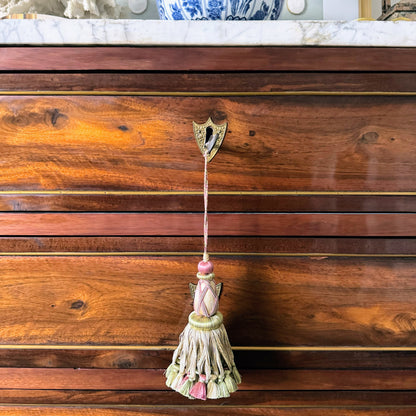 Lille Tassel in Rose et Vert