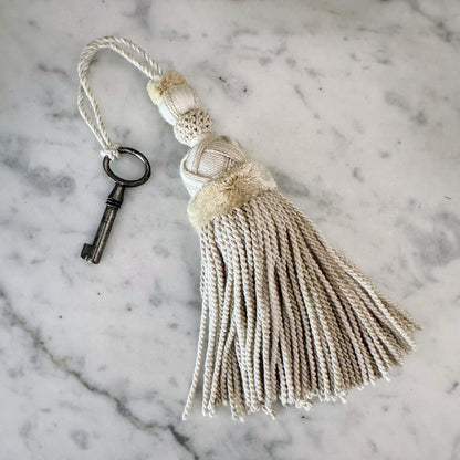 Paris Tassel in Blanc