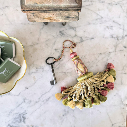 Lille Tassel in Rose et Vert