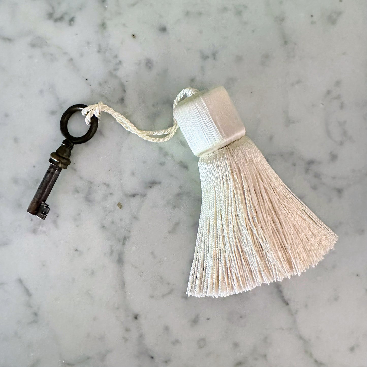 Lyon Tassel in Blanc