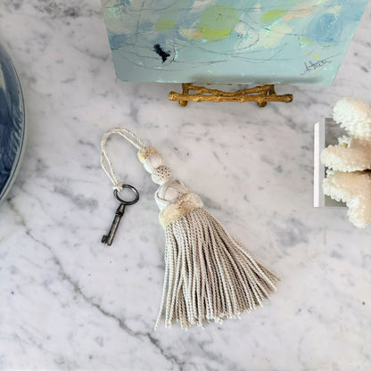 Paris Tassel in Blanc